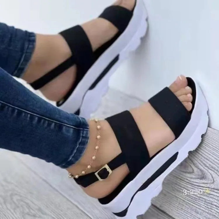 Moderne dames sandalen op een platform met banden