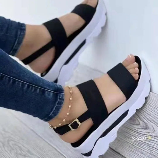 Moderne dames sandalen op een platform met banden