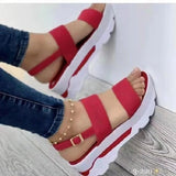 Moderne dames sandalen op een platform met banden