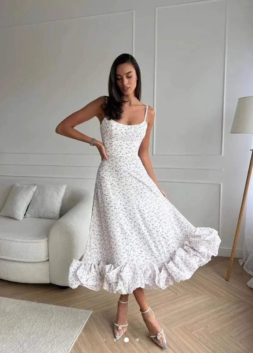 Elegante midi-jurk met spaghettibandjes en ruches