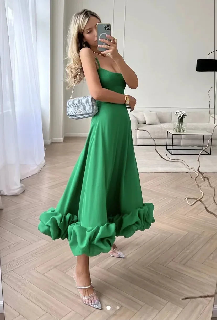 Elegante midi-jurk met spaghettibandjes en ruches
