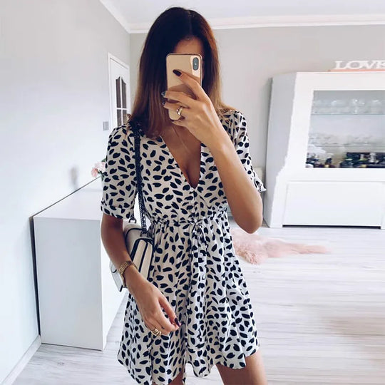 Zomerdress met diepe V-hals en tailleband