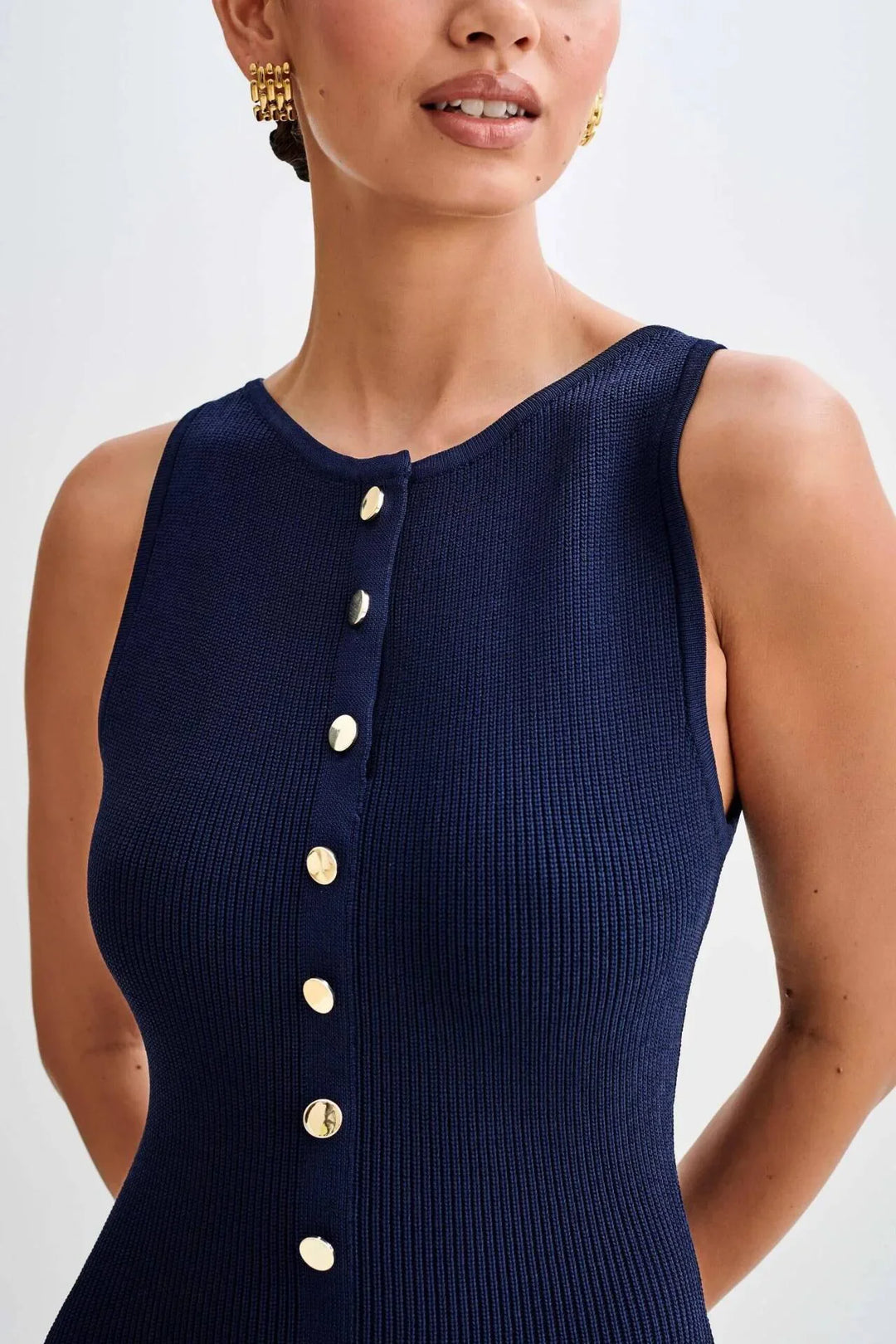 Mouwloze midi gebreide jurk met knopen