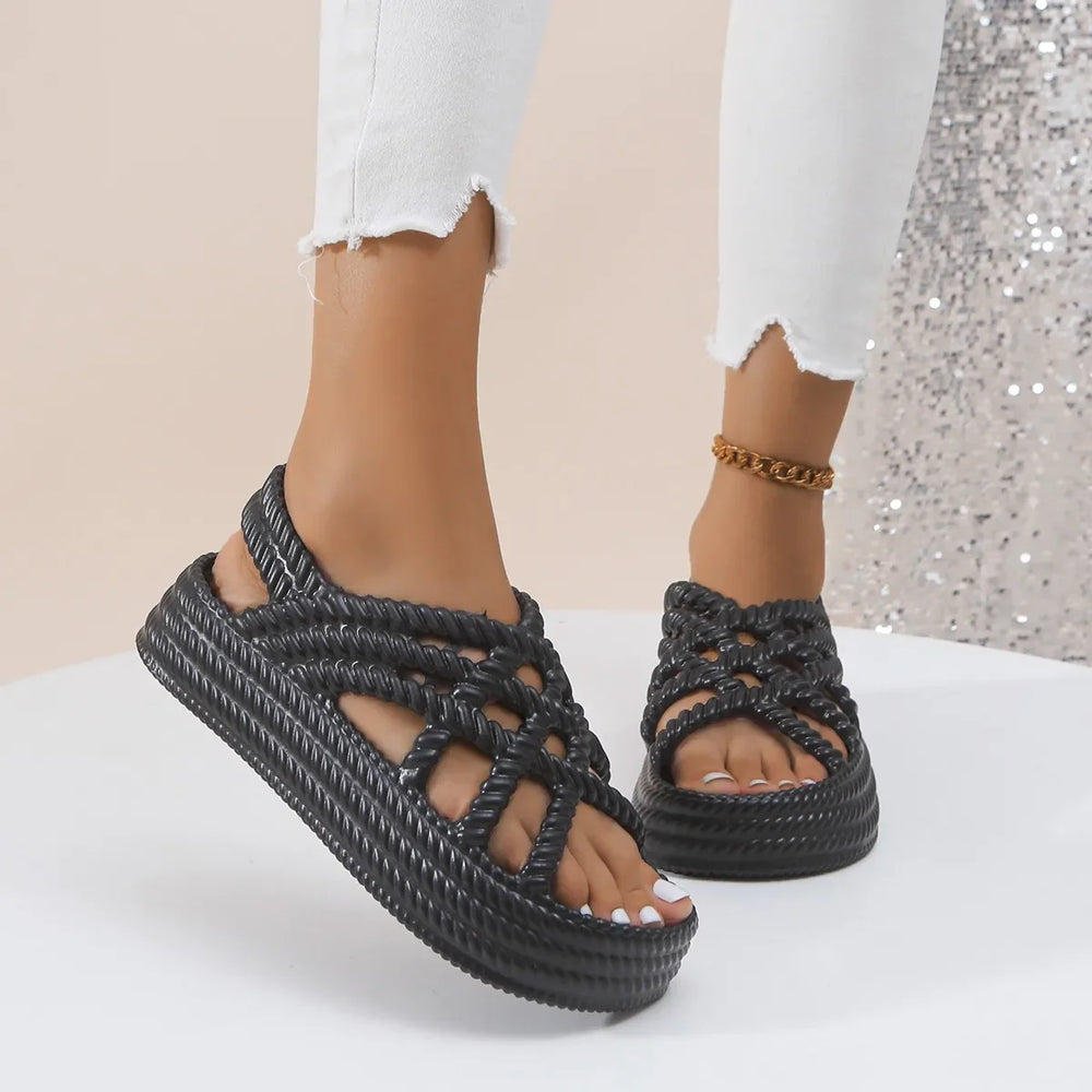Dames sandalen op een platform met gevlochten banden