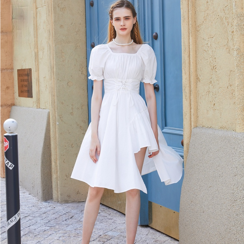 Dames asymmetrische jurk met pofmouwen en strik in de taille