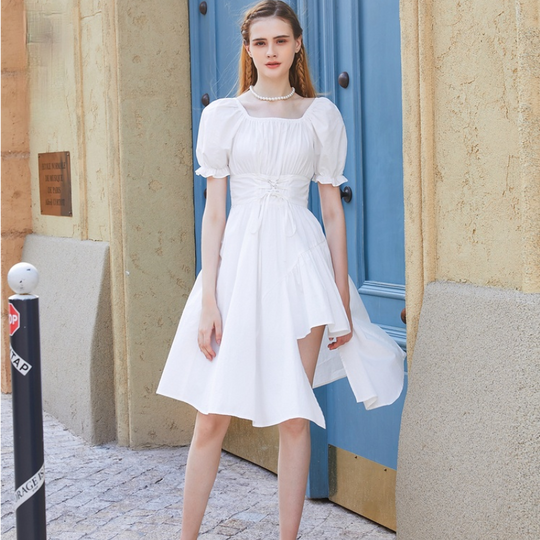 Dames asymmetrische jurk met pofmouwen en strik in de taille