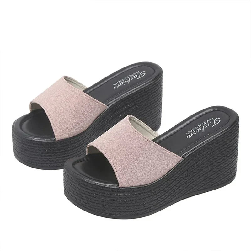 Stijlvolle dames sandalen op een platform met zachte banden