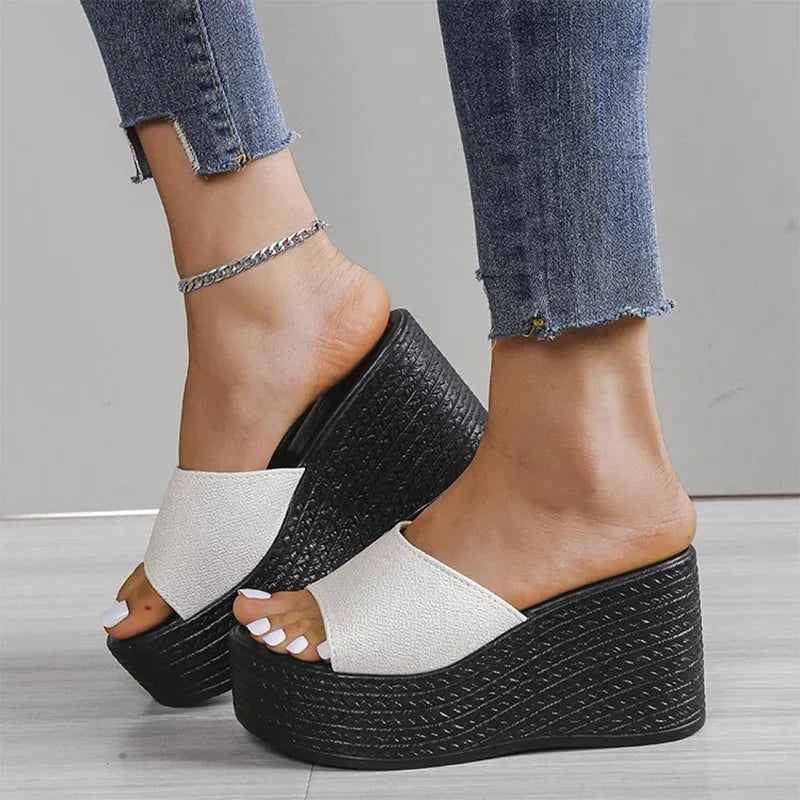 Stijlvolle dames sandalen op een platform met zachte banden