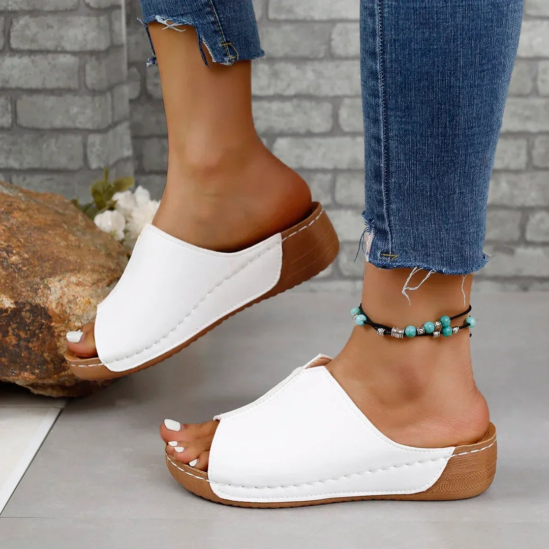 Leren orthopedische dames sandalen op een platform