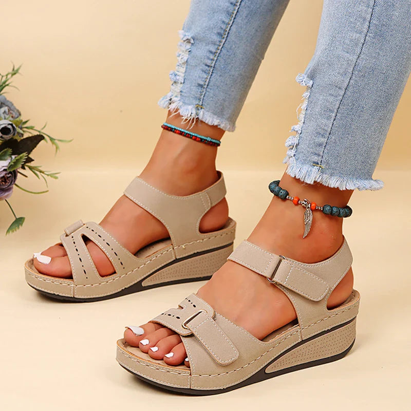 Dames sandalen op een platform met verstelbare banden
