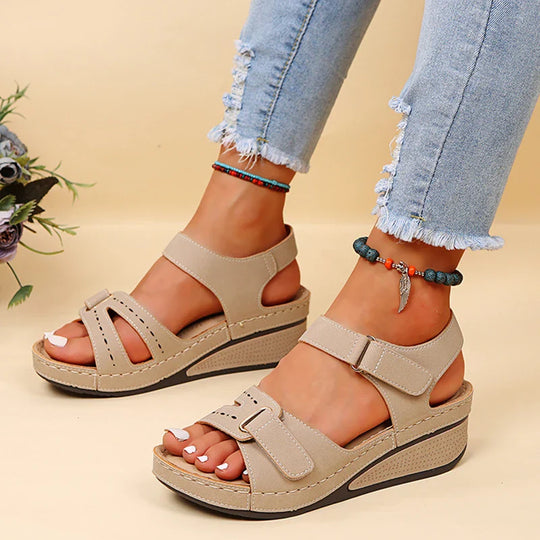 Dames sandalen op een platform met verstelbare banden