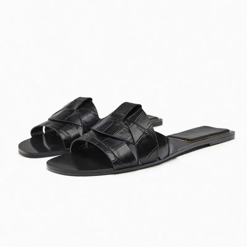Stijlvolle dames sandalen op een platte zool met gekruiste banden