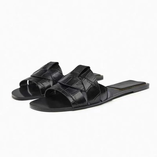 Stijlvolle dames sandalen op een platte zool met gekruiste banden