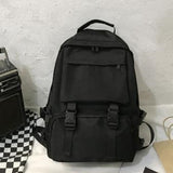 Grote backpack voor avontuurlijke reizen met gespen en zakken