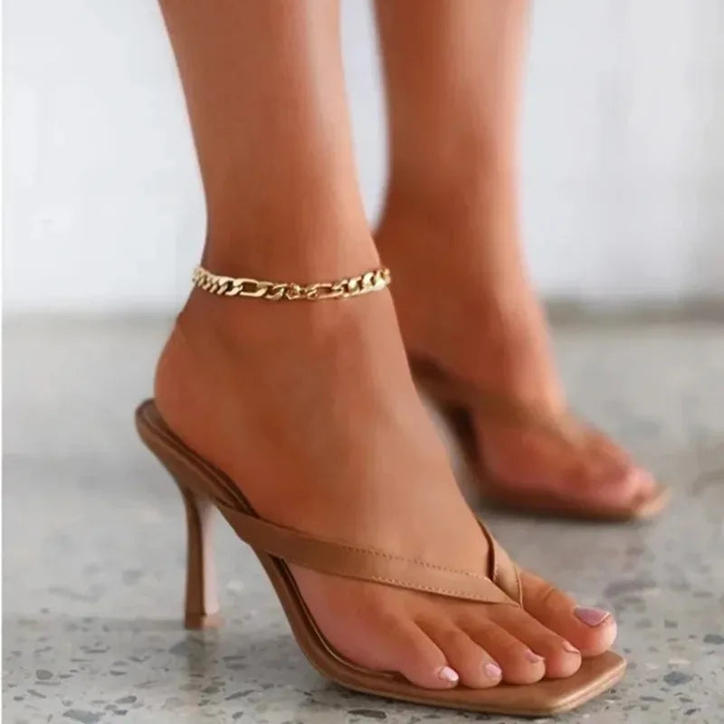 Klassieke zwarte sandalen op een naaldhak