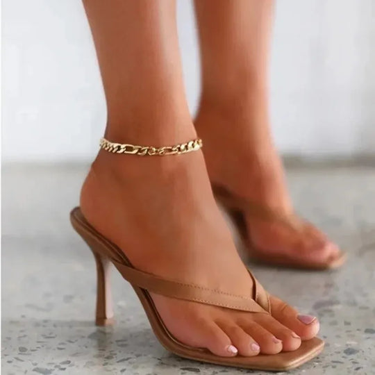 Klassieke zwarte sandalen op een naaldhak