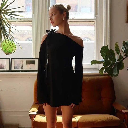 Elegante jurk met één schouder en strik