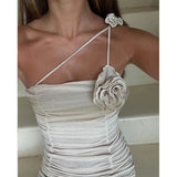 Sensuele mini-jurk met plooien en een decoratieve bloem