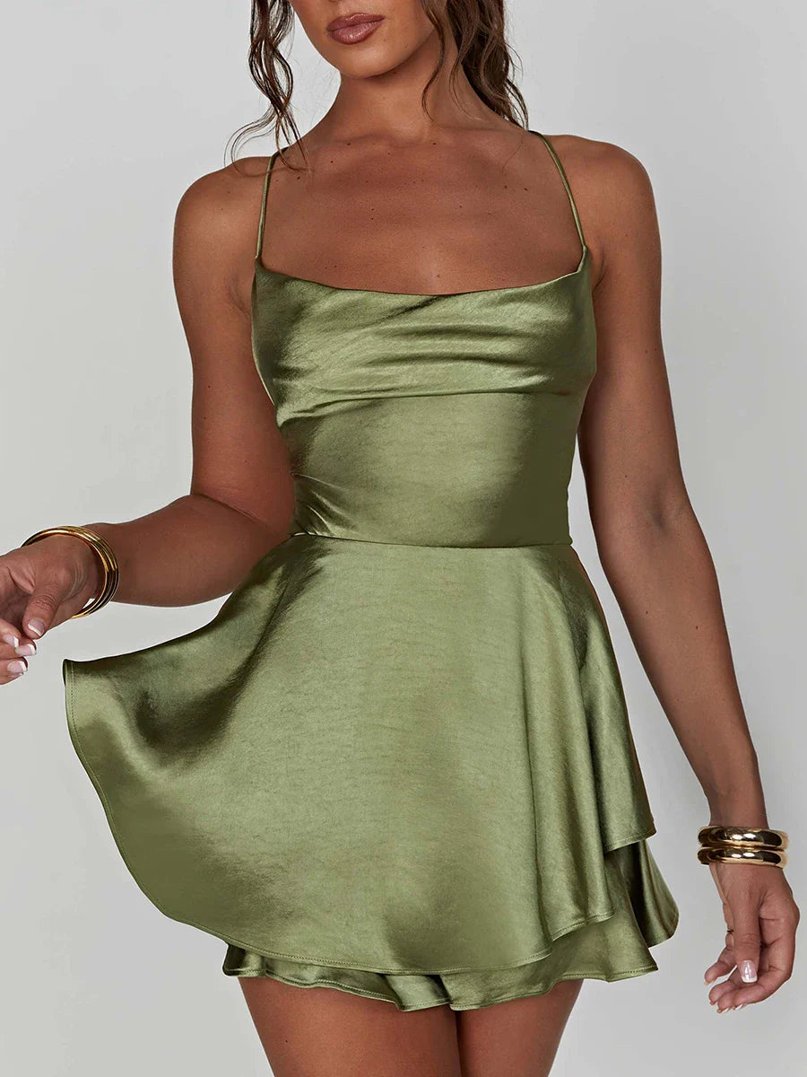 Satijnen dames jumpsuit jurk met ruches en strikdetail op de rug