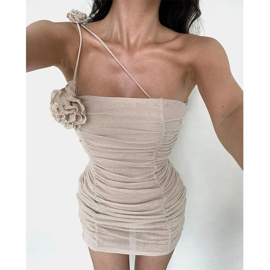 Sensuele mini-jurk met plooien en een decoratieve bloem