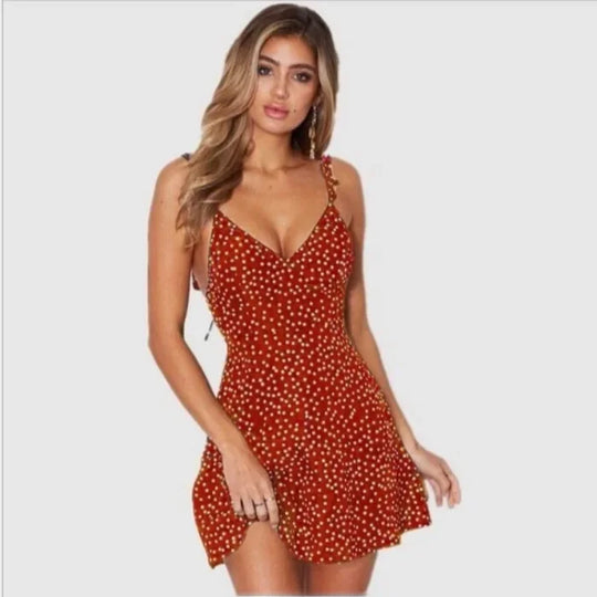 Zomerse mini-jurk met stippen en spaghettibandjes