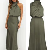 Elegante satijnen midi-jurk met asymmetrische halslijn