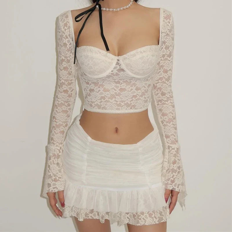 Kanten set: top met lange mouwen en mini rok