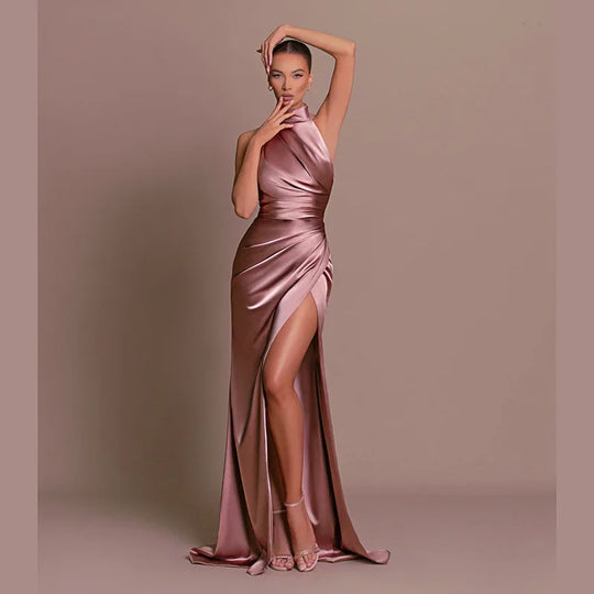 Elegante satijnen avondjurk met hoge split