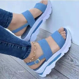 Moderne dames sandalen op een platform met banden