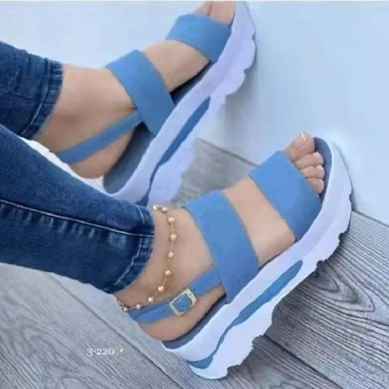 Moderne dames sandalen op een platform met banden