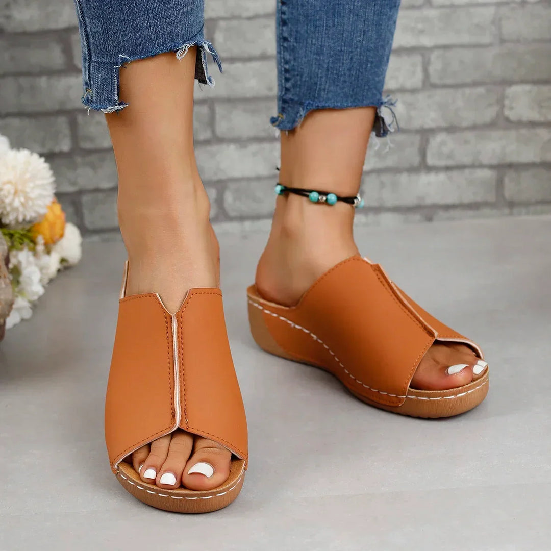 Leren orthopedische dames sandalen op een platform