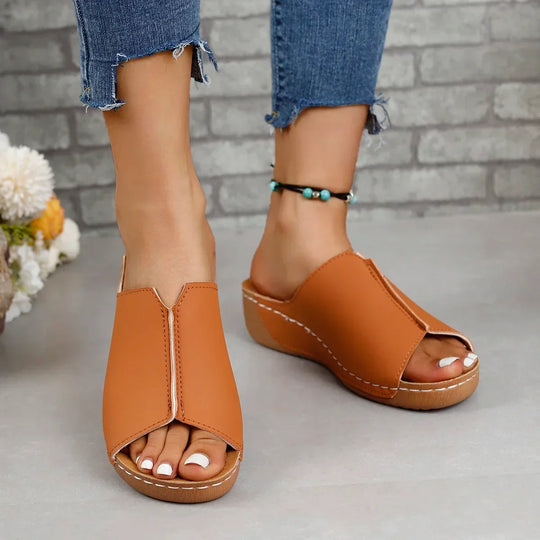 Leren orthopedische dames sandalen op een platform