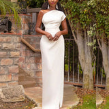 Elegante asymmetrische jurk met split en blote schouder