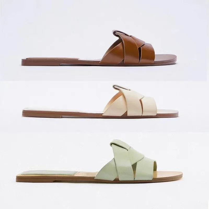 Stijlvolle dames sandalen op een platte zool met gekruiste banden