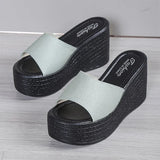Stijlvolle dames sandalen op een platform met zachte banden