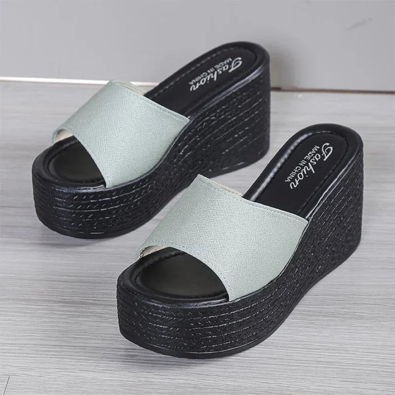 Stijlvolle dames sandalen op een platform met zachte banden