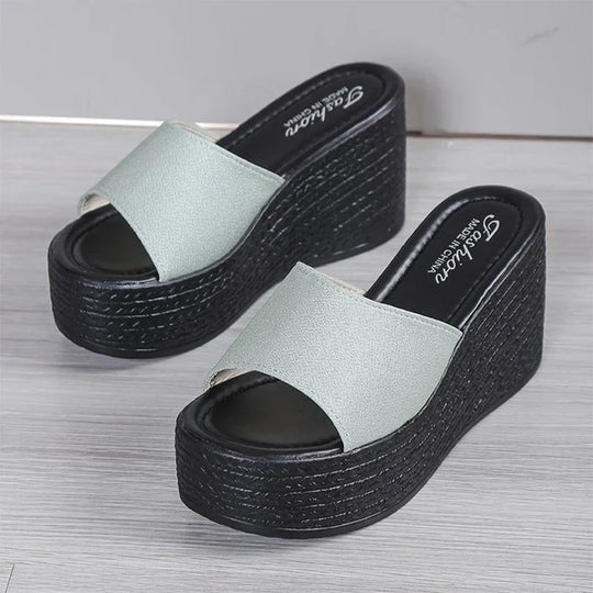 Stijlvolle dames sandalen op een platform met zachte banden