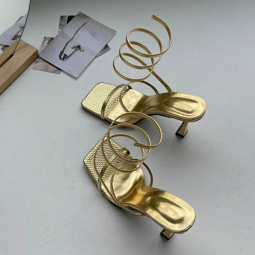 Luxe dames sandalen met hak en gouden banden