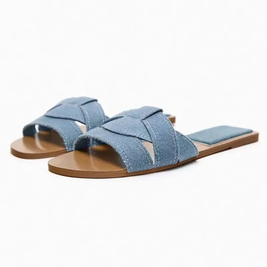 Stijlvolle dames sandalen op een platte zool met gekruiste banden