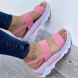 Moderne dames sandalen op een platform met banden
