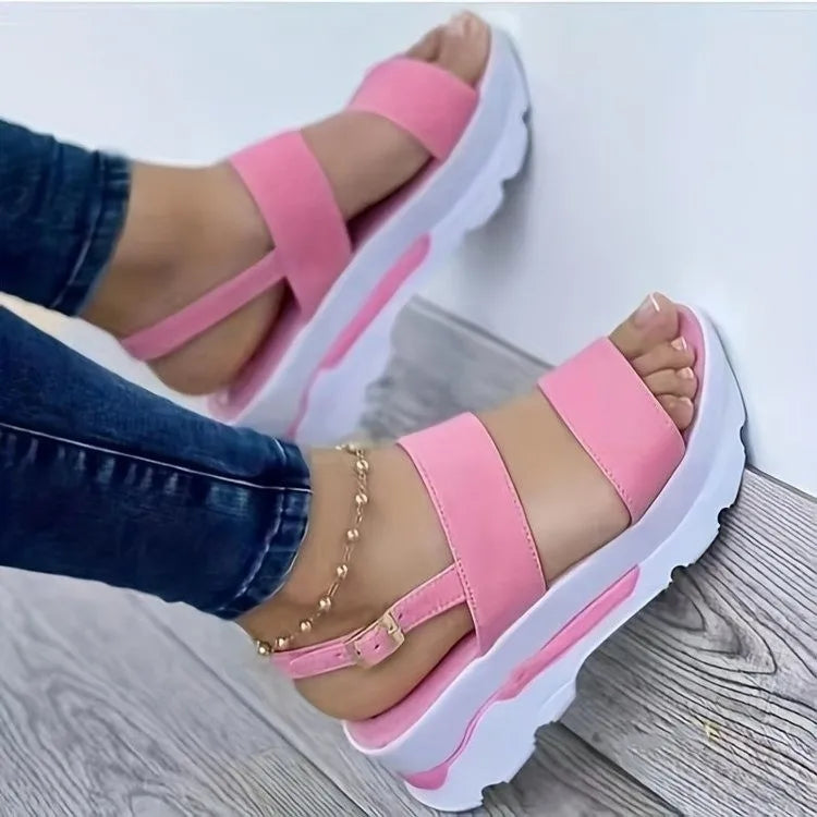 Moderne dames sandalen op een platform met banden
