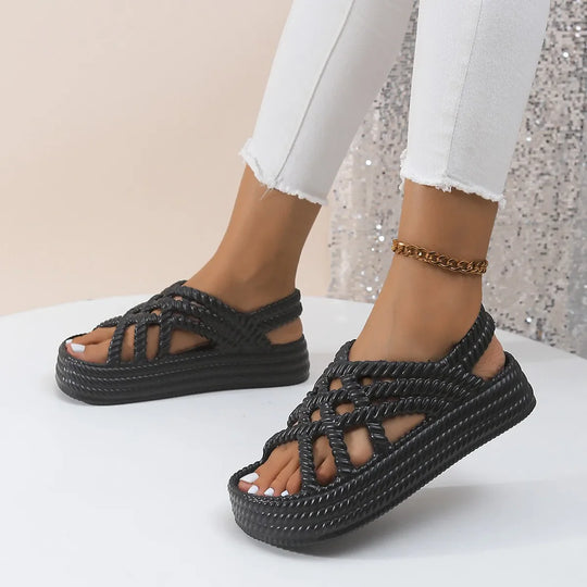 Dames sandalen op een platform met gevlochten banden