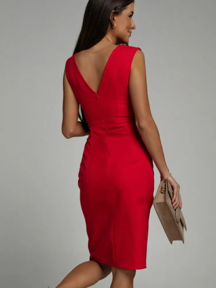 Elegante cocktailjurk met plooien en een split