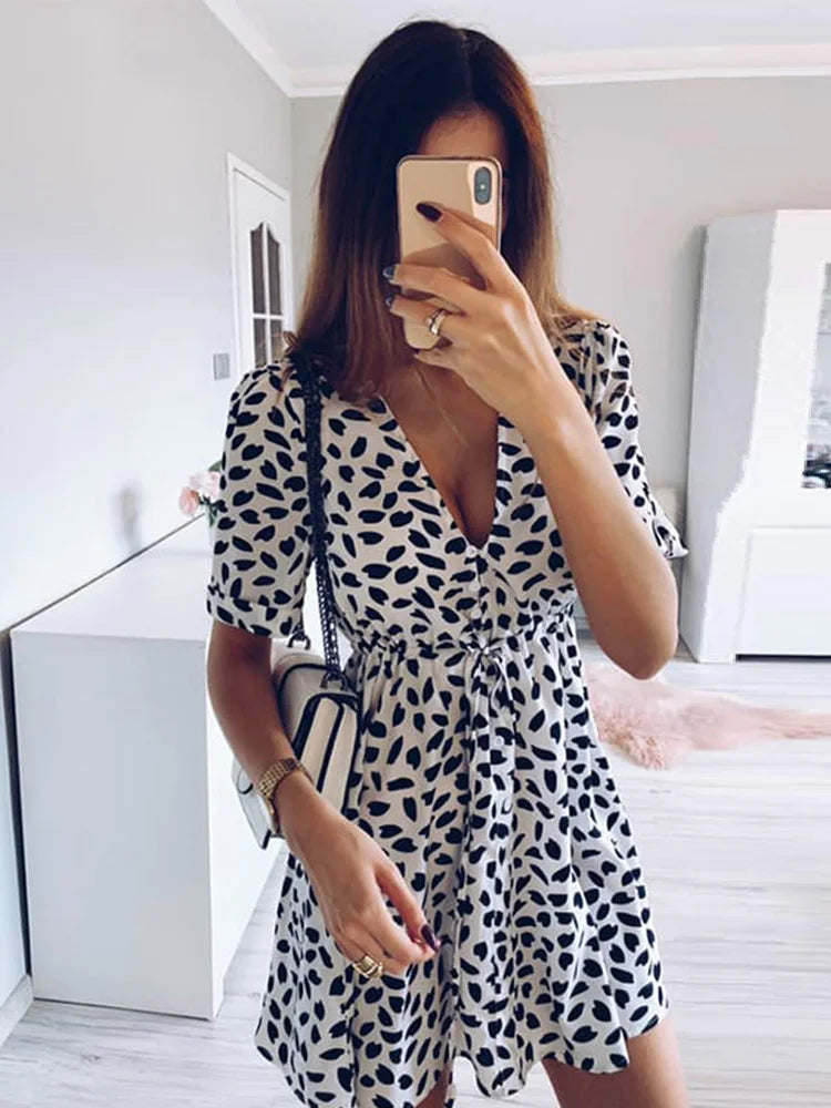 Zomerdress met diepe V-hals en tailleband