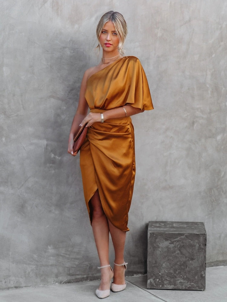 Satijnen midi-jurk met elegante split en losse mouw