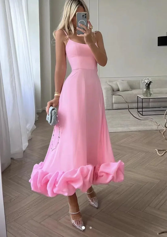 Elegante midi-jurk met spaghettibandjes en ruches