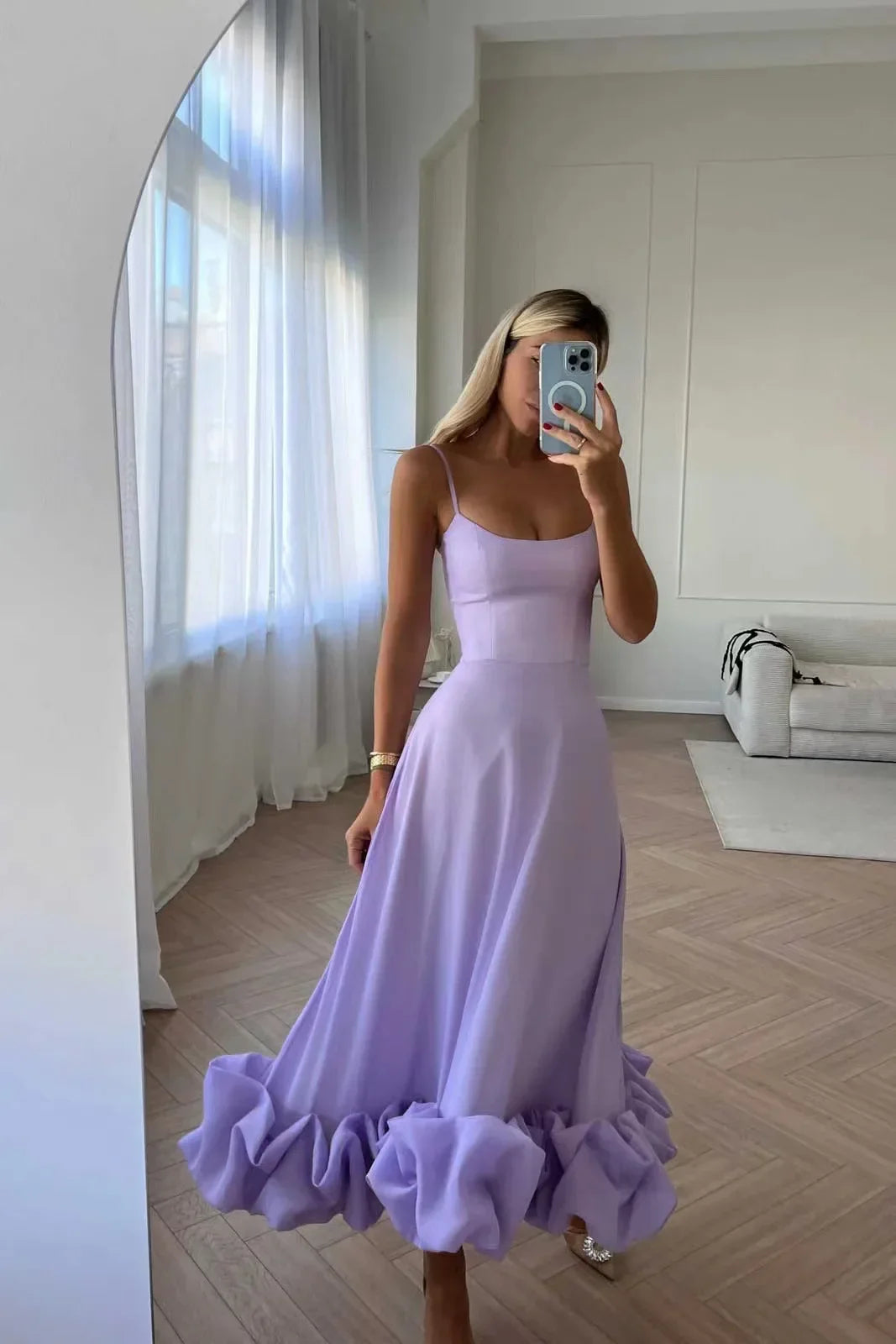 Elegante midi-jurk met spaghettibandjes en ruches