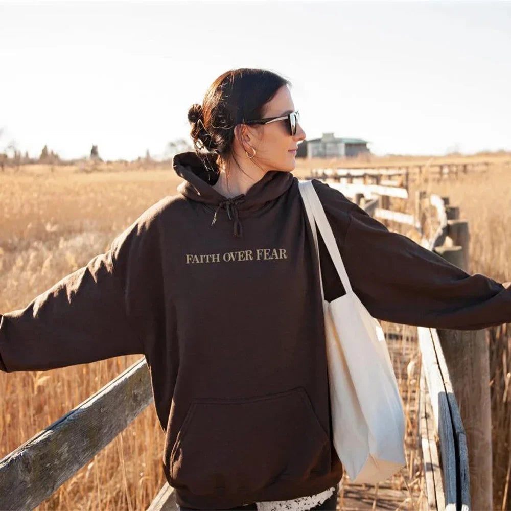 Dames Oversized Hoodie met Faith Over Fear Bijbelvers Print