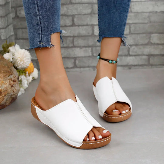 Leren orthopedische dames sandalen op een platform