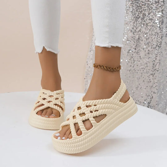 Dames sandalen op een platform met gevlochten banden